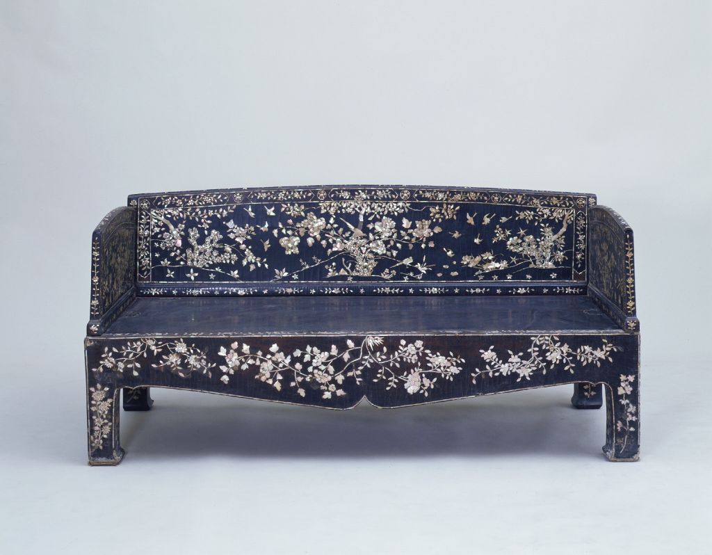 图片[1]-Black lacquer bed inlaid with mother-of-pearl flowers and birds-China Archive